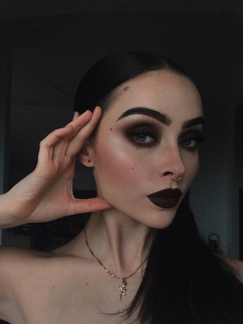 Pretty Witch Makeup, Johanna Herrstedt, Goth Girlfriend, Maquillage Goth, Witchy Makeup, Team Edward, Witch Makeup, Halloween Tattoo, Alternative Makeup