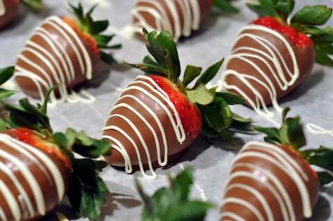 Chocolate Protein Dipped Strawberries - chocolate protein powder, strawberries, coconut oil, almond milk, sweetener Romantic Desserts, Gourmet Candy, Chocolate Dipped Strawberries, Strawberry Dip, Valentine Chocolate, Sweetest Thing, Chocolate Drizzle, Chocolate Protein, Covered Strawberries