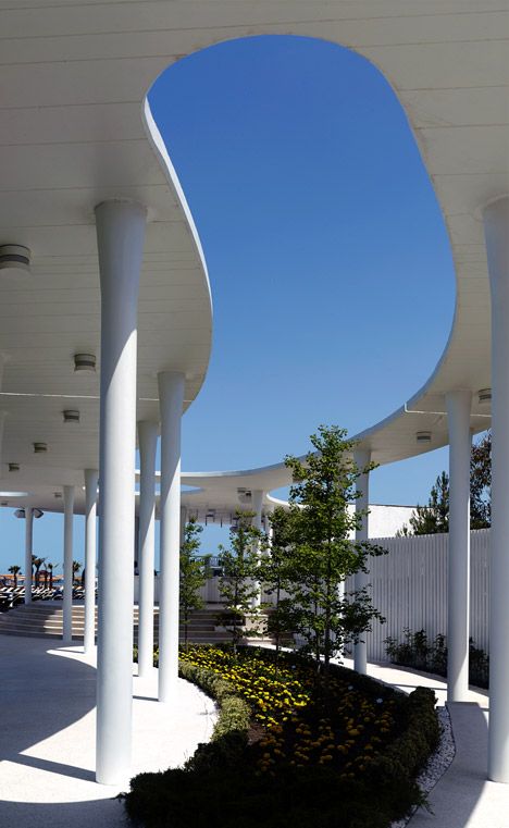 Meandering concrete roof shelters walkways at Erginoğlu & Çalışlar's renovated beach club. Concrete Canopy, Curve Building, Site Analysis Architecture, Shading Device, Circular Buildings, Architecture Drawing Presentation, Canopy Architecture, Beach Shade, Covered Walkway