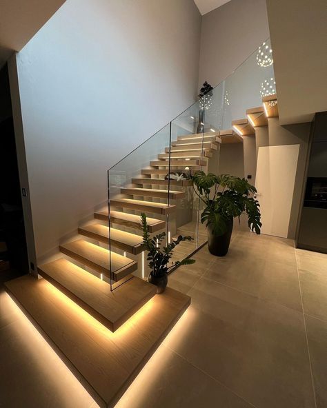 Beautiful floating stairs with LED timber step from high quality Foshan staircase factory https://m.alibaba.com/product/1600473805306/Beautiful-floating-stairs-with-LED-timber.html?__sceneInfo={"cacheTime":"1800000","type":"appDetailShare"} Stairs And Landing Decor, Home Staircase, Stair Railing Makeover, Metal Stair Railing, Staircase Interior Design, Modern Stair Railing, Staircase Designs, Staircase Design Modern, Stairs Design Interior