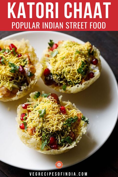 Easy Indian Appetizers, Sev Puri, Pizza Cupcakes, Holi Recipes, Papdi Chaat, Mumbai Street, Samosa Chaat, Puri Recipe, Mumbai Street Food