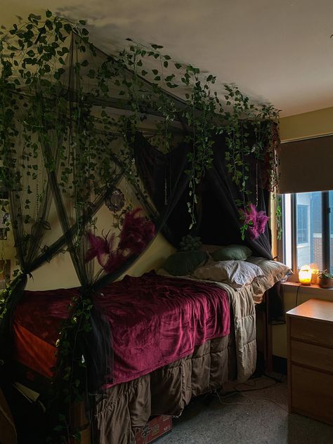 Eclectic Decor Bedroom, Room Deco, Dreamy Room, Decor Ideas Bedroom, Dream Room Inspiration, Canopy Bed, Room Makeover Bedroom, Room Makeover Inspiration, Cozy Room