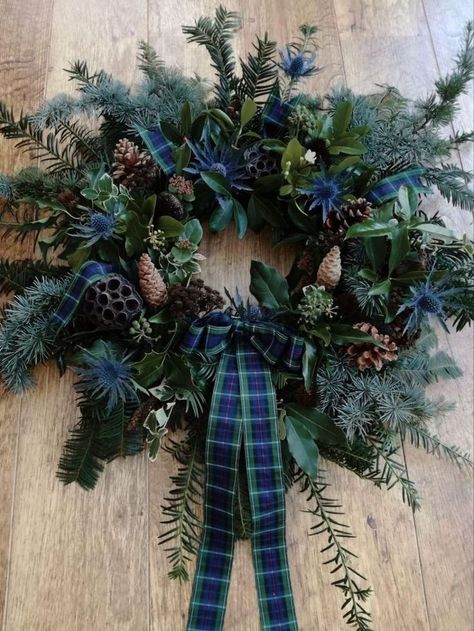 Eco Christmas Decorations, Tartan Christmas Decorations, Homemade Christmas Wreaths, Rustic Wreaths, Blue Autumn, Christmas Tartan, Lights For Christmas, Green Xmas, Blue Christmas Decor