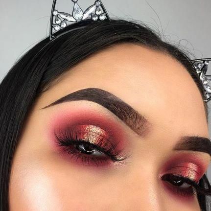 Red eye makeup looks are some of the prettiest makeup ideas! #eyemakeup Red Eye Makeup Looks, Red Eyeshadow Makeup, Halloween Smink, Red Eye Makeup, Halloween Eye Makeup, Red Eyeshadow, Eye Makeup Looks, Halloween Eyes, Smink Inspiration