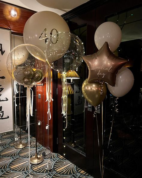 ✨ Celebrating Zainab’s 40th Birthday in Style! 🎉 We had the pleasure of creating a light, nice, and elegant balloon decor for Zainab’s 40th birthday celebration at the popular London restaurant, @chinatanglondon . 🌟🎈 The atmosphere was filled with joy and sophistication, perfectly matching Zainab’s vision for her special day. Crafting beautiful balloon arrangements that elevate any occasion is what we do best. Thank you, Zainab, for letting us be part of your milestone celebration! 💖 #40th... 40 And Fabulous Balloons, 40th Birthday Balloons For Woman, Bling 40th Birthday Party, Restaurant Birthday Decorations, 40th Balloon Ideas, Bday Balloons, Simple Balloon Decoration, Restaurants For Birthdays, Birthday Celebration Decorations