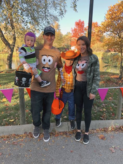 Fantasias Toy Story, Disney Family Costumes, Family Themed Halloween Costumes, Sibling Halloween Costumes, Toy Story Halloween, First Halloween Costumes, Halloween Costumes For Family, Themed Halloween Costumes, Toy Story Costumes