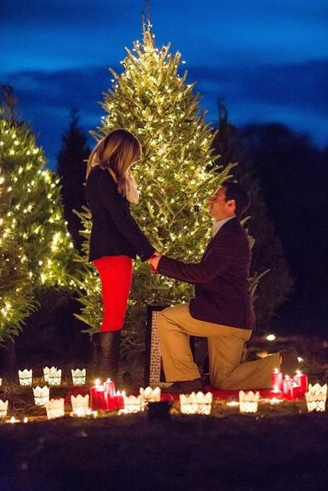 21 Christmas Proposal Ideas To Make Dream Come True | Oh So Perfect Proposal Christmas Wedding Proposal, Cute Proposal Ideas, Winter Proposal, Christmas Proposal, Proposal Pictures, Best Wedding Proposals, Propose Day, Christmas Engagement, Romantic Christmas