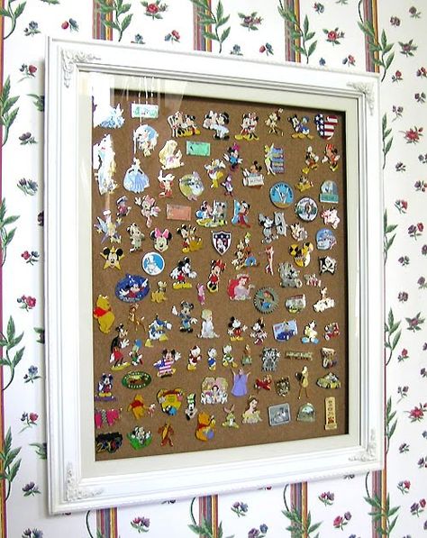 Pin trading display. Gotta remember this for the girl's new collection! Souvenir Pins Display, Moth Bedroom, Souvenirs Display, Pin Collection Displays, Travel Display, Pins Display, Disney Pin Display, Shadowbox Ideas, Travel Magnets