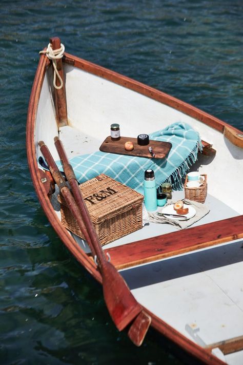 Row Boat Picnic, Picnic On Boat, Rowboat Picnic, Car Boot Picnic, Picnic On A Boat, British Picnic, Boat Picnic, Picnic Boat, Picnic Fashion