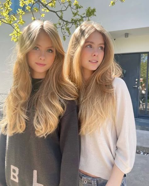 Full Bangs Long Hair, Elle Cryssanthander, Iza And Elle, The Olsen Twins, Light Blonde Hair, Barbie Hair, Olsen Twins, Curly Hair With Bangs, Instagram Style