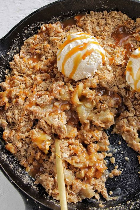 Apple Crisp In A Cast Iron Skillet, Skillet Apple Crisp Pioneer Woman, Skillet Apple Crumble, Apple Crisp Skillet, Apple Crisp Over Campfire, Apple Crisp Recipe Cast Iron Skillet, Skillet Cobbler Recipes, Apple Crisp Skillet Recipe, Campfire Apple Crumble