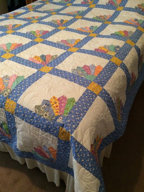 Fan Quilt, Dresden Plate Quilts, Quilting Digest, Dresden Quilt, Vintage Quilts Patterns, Baby Clothes Quilt, Quilt Square Patterns, Quilted Ornaments, Quilt Border