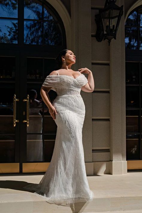 Elegant Luxury: Extraordinary Plus-Size Wedding Set with 'Godet' Silhouette Lace Dress and Royal Satin Train! – Marelli Exclusive Mum Wedding, Custom Design Dress, Boho Veils, Plus Wedding Dresses, Plus Size Wedding Dress, City Bride, Wedding Dresses Plus Size, Guest Dress, Bride Look