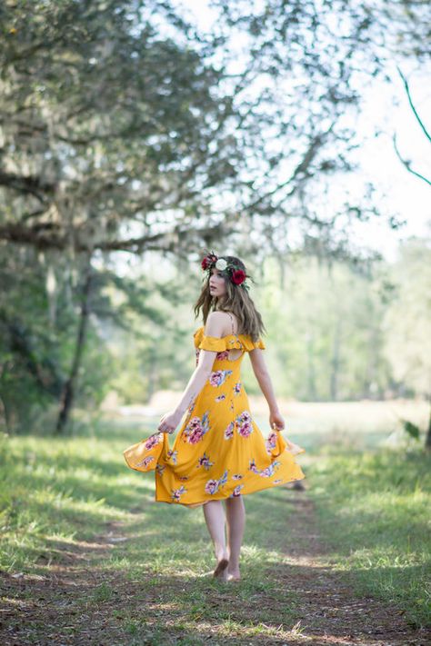 Poses On Dress, Floral Dress Photoshoot Ideas, Summer Dress Photoshoot Ideas, Outdoor Dress Photoshoot, Photoshoot With Dress, Photoshoot Ideas Dress, Floral Dress Photoshoot, Summer Dress Photoshoot, Poses In Dress