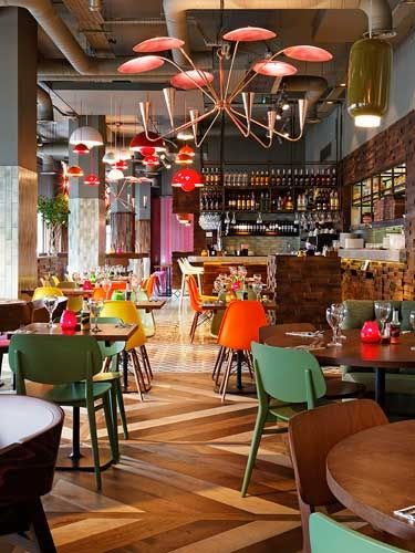 Bright colors and and natural materials, I want to eat here!  18 Fresh & Simple Restaurant Interiors Design Café, Cool Restaurant, Cafe Bistro, Bar Interior, Bar Design Restaurant, Cafe Interior Design, Restaurant Interior Design, Hospitality Design, Restaurant Interior