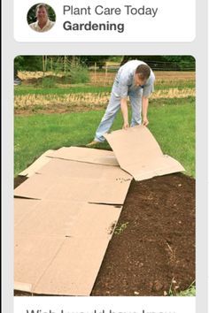 Kill grass using cardboard or newspaper. Keep grass covered about a month and keep cardboard or newspaper wet Gardening Tips And Tricks, Types Of Mulch, Urban Backyard, Garden Hacks, Different Types Of Flowers, Garden Types, Patio Makeover, Living Magazine, Garden Oasis