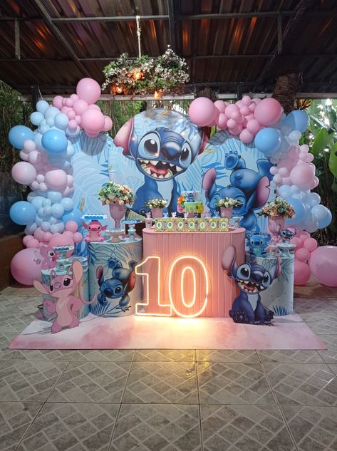 Lilo And Stitch Birthday Party Decorations Ideas, Stitch Balloon Arch, Stitch Disney Birthday, Stitch Centerpiece Ideas, Aniversario Do Stitch, Stitch Decorations Party, Lilo And Stitch Party Ideas, Lilo And Stitch Birthday Party Ideas, Cumple De Stitch Ideas