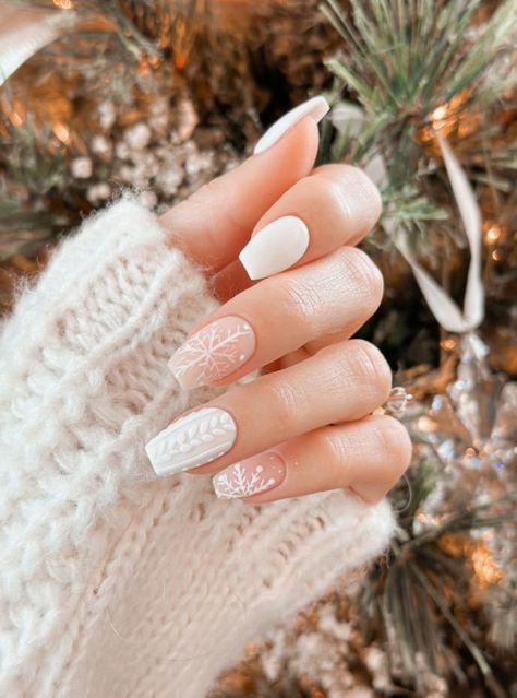 Christmas Nails With Sweater Design, Cute Winter Nails Designs, White Christmas Sweater Nails, Winter Nails Sweater Art Designs, Sweater Snowflake Nails, Sweater And Snowflake Nails, Nude Winter Nails Acrylic, Holiday Sweater Nails, Sweater Winter Nails