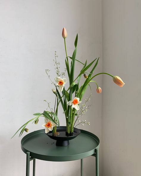 Arreglos Ikebana, Florist Tools, Flower Arrangement Designs, Ikebana Arrangements, Ikebana Flower Arrangement, Ikebana Vases, Minimalist Flowers, Nothing But Flowers, Japanese Flowers