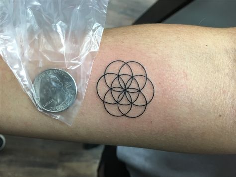 Seed of life -- this is a decent size (if it can go smaller, smaller is good!) Seed Of Life Tattoo, Merkaba Tattoo, Flower Of Life Tattoo, Tatoo Inspiration, Sacred Geometry Tattoo, Leo Tattoos, Red Ink Tattoos, Hand Tattoos For Women, Seed Of Life