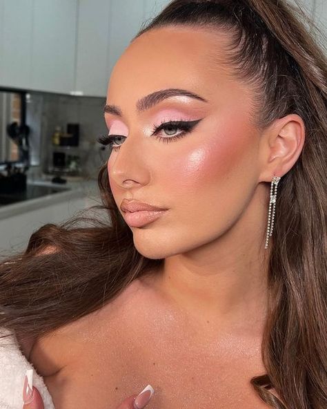 Prom Makeup For A Pink Dress, Baby Pink Eye Makeup, Light Pink Makeup Looks, Xv Makeup, Best Lighting For Makeup, Barbie Vibes, Soft Makeup Looks, Pink Eye Makeup, Pretty Makeup Looks