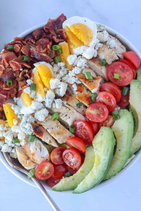 The BEST Keto Cobb Salad Recipe Keto Cobb Salad, Salad Cobb, Hearty Salad Recipes, Salat Bowl, Cobb Salad Recipe, Low Carb Salad, Hearty Salads, Low Carb Vegetables, Keto Meal Prep