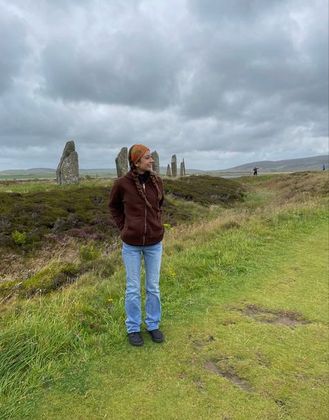 Hiking In Ireland Outfit, Scottish Woman Aesthetic, Scotland Outfit Aesthetic, Travel Aesthetic Scotland, Scotland Vacation Outfits, Scotland Fashion Summer, Scotland Travel Outfits Summer, Ireland Travel Outfits Summer, Scotland Summer Aesthetic