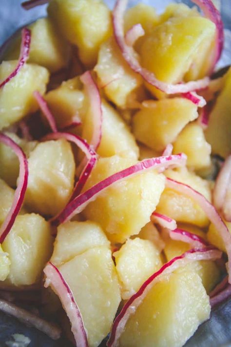 Serbian Oil and Vinegar Vegan Potato Salad Recipe - Sweetphi Serbian Potatoes, Balkan Salad, Croatian Cookies, Vegan Potato Salad Recipe, Macedonian Recipes, Vinegar Potato Salad, Balkan Summer, Foreign Cuisine, Food International