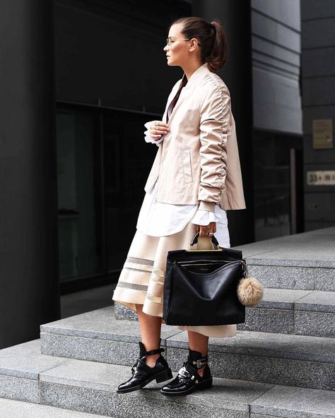 Lace Skirt Outfit, Boots Street Style, Cut Out Boots, Balenciaga Boots, Boots Beige, Beige Outfit, Marco Polo, Layered Fashion, Black Midi Skirt