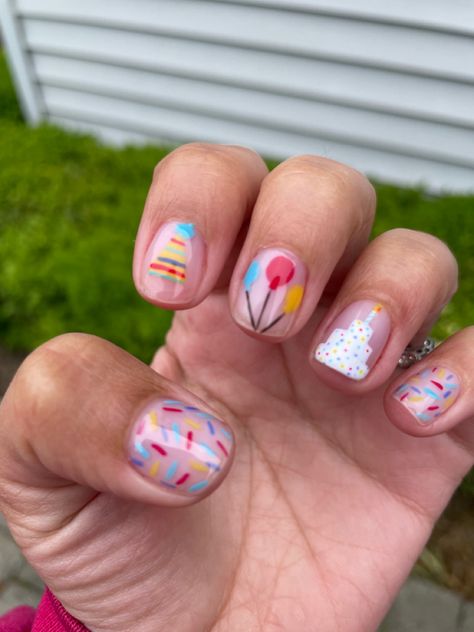 Red, blue, yellow baloons, party hate and a cake on nails Party Nails Designs, Easter Nails Ideas, Party Nail Design, Sprinkle Nails, Birthday Nail Art, Nail Party, Birthday Nail Designs, Kids Nail Designs, Nail Art Designs Images