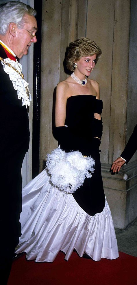 Princess Diana Dresses, Black And White Gown, Princess Diana Fashion, Princess Diana Photos, Real Princess, Princes Diana, Diana Fashion, Lady Diana Spencer, Royal Princess