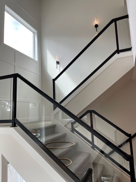 Staircase Design Glass Railings, Stairs Glass Railing Design, Glass Stairway, Glass Bannister, Glass Staircase Railing, Black Stair Railing, Glass Railing Stairs, Glass Handrail, Metal Stair Railing