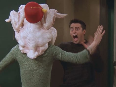 Monica Geller and Joey I laughed so hard the first time I saw this episode, I almost wet my pants! the reaction from Joey is PRICELESS!!! Friends 1994, Joey Friends, Friends Episodes, Friends Thanksgiving, Tv Shows Funny, Friends Tv Series, Joey Tribbiani, Memes Lol, Image Film