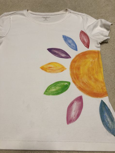 Painting Shirts Ideas, Pintar Camisetas Ideas, Crew Shirt Design, Kids Holiday Art, Onesie Decorating, Fabric Paint Shirt, Shirt Painting, Fiesta Shirt, Sweatshirt Refashion