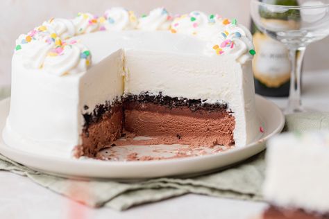 Copycat Dairy Queen, Dairy Queen Ice Cream, Dairy Queen Ice Cream Cake, Love Dairy, Cream Cake Recipe, Chilled Desserts, Ice Cream Cake Recipe, Whipped Cream Frosting, Frozen Chocolate