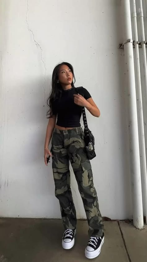 Military Pants Outfit Women, Cargo Pants Drawing, Cargo Pants With Heels, Aesthetic Cargo Pants Outfit, Cargo Pants Outfit Aesthetic, Cargo Pants Outfit Black Women, Cargo Pants Outfit Summer, Cargo Outfits Women, Army Pants Outfit