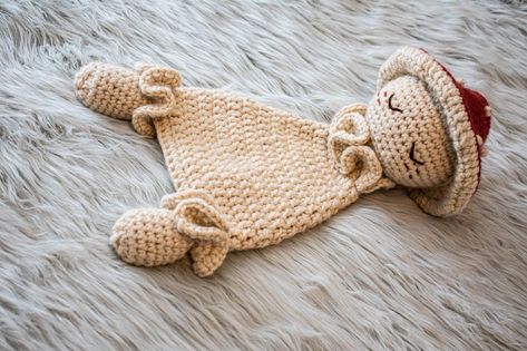 Greetings fellow creatives and crocheters! If you're looking for amazing creative ideas and free crochet patterns, don't hesitate to click the link above! 🐭 Snuggler Crochet Pattern, Forest Themed Nursery, Baby Shower Unique, Crochet Woodland, Crochet Baby Gifts, Crochet Nursery, Small Blanket, Lovey Pattern, Crochet Lovey