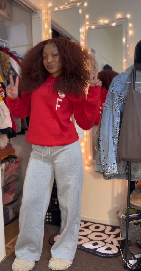 Red Sweatpants Outfit, Sweatpants Outfits For School, Conservative Outfits, Outfit Inspo Casual, Tomboy Fashion, Cute Everyday Outfits, Cute Simple Outfits, Teenage Fashion Outfits, Retro Outfits