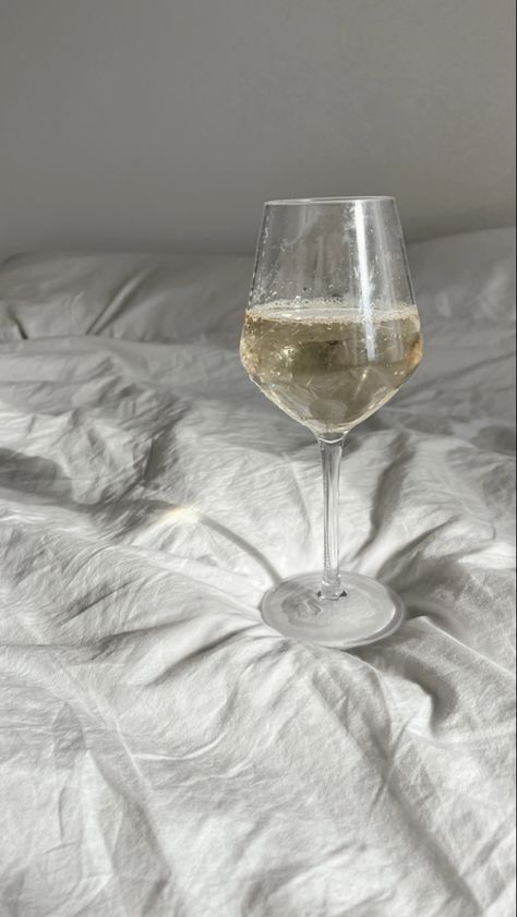 White Wine Asethic, White Wine Aesthetic, Wine Glass Photography, Wine Glass Pictures, Apple Wine, Bedding White, Wine Aesthetic, Spilled Wine, Wine White