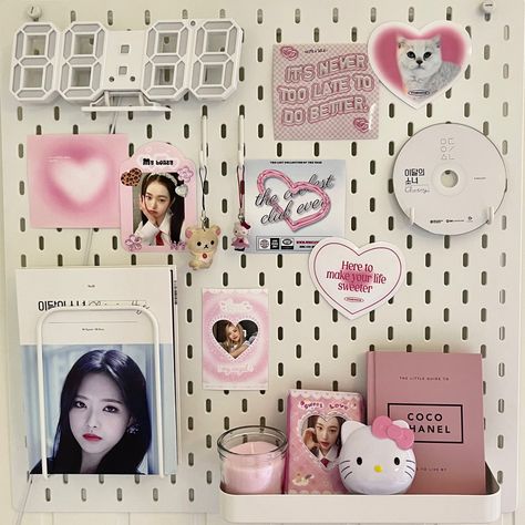 Room Functuay, Kpop Desk Pegboard, Peg Board Kpop, Kpop Pegboard Ideas, Stationery Storage Ideas, K Pop Room Ideas Aesthetic, Cute Pegboard, K-pop Room, Kpop Pegboard