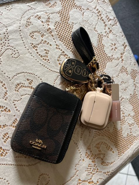 Fenty Lipgloss, Business Routine, Lipgloss Keychain, Coach Zip Card Case, Car Keychain Ideas, Nyc Dream, Everyday Bag Essentials, Preppy Accessories, Gold Keychain