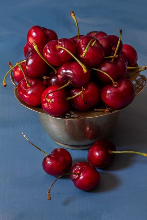 Pickled Cherries, Xmas Pudding, Bowl Of Cherries, Cherry Preserves, Food Background, Healthy Cocktails, Cherry Cocktail, Cherry Season, Seasonal Cocktail