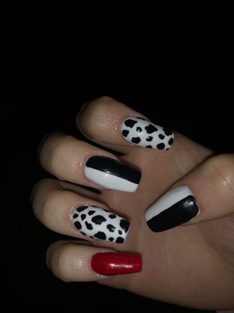 cruella was never wrong with her nails, here we have one inspired by her movie❤️🤍🖤 101 Dalmatian Nails, Dalmation Nail Art, Cruella Deville Nails, Cruella Nails, Cruella Makeup, Devil Nails, Cruella Deville Makeup, Disney World Nails, Cruella Deville Costume