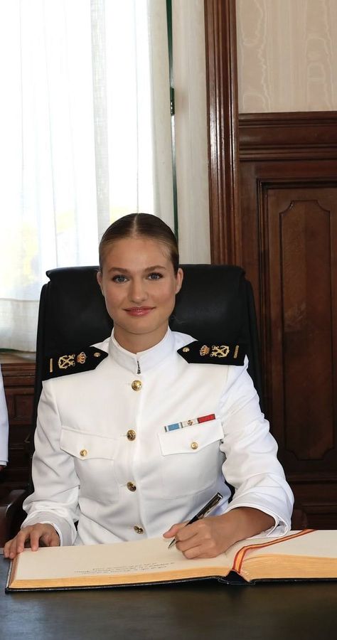 Princess Leonor looked beautiful in white Spanish Navy uniform in Marine. The Princess of Asturias, Leonor, began her second year of military training at the Marine Naval school. Princess Leonor Military, Spain Princess Leonor, Princess Of Spain Leonor, Princes Leonor, Princess Leonor Of Spain, Leonor Of Spain, Leonor Princess, Leonor Princess Of Asturias, New Frock