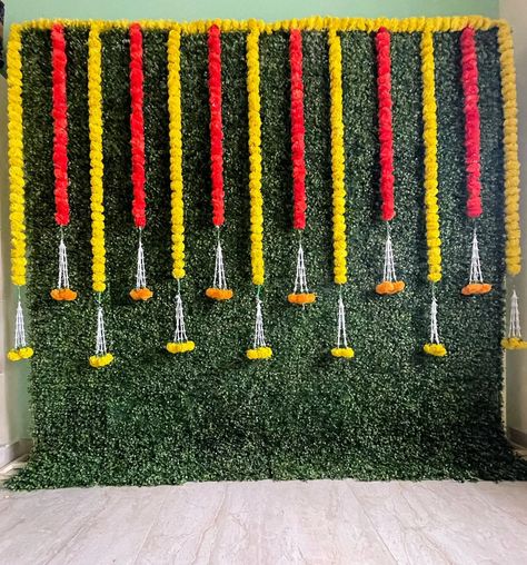 Backdrop rental Chennai - Pakkarent Simple Mehandi Backdrop, Simple Background Decoration Ideas, Simple Flower Backdrop, Saree Backdrop Ideas, Flower Backdrop Photoshoot, Simple Backdrop Ideas, Simple Backdrop Decorations, Mehandi Backdrop, Traditional Backdrop Decoration