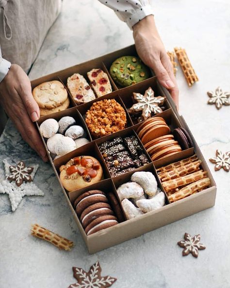 Cookie Box Photography, Christmas Dessert Gift Box Ideas, Packaging Christmas Cookies, Cookie Boxes Packaging Diy, Christmas Cookies Gift Packaging, Baked Goods Box, Christmas Cookie Box Ideas, Cookie Boxes Packaging, Christmas Cookie Gift Boxes