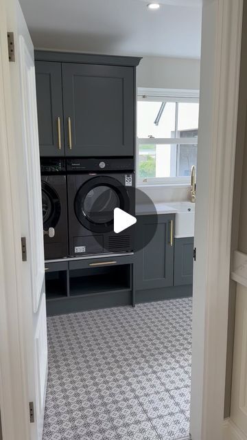 Trevor McDonnell Kitchens on Instagram: "The Utility room at the “ Windsor house project “ . . Functional, beautiful cabinetry built to perfection by our workshop ✅ . . Hardware @hawthornandwillow_com . . #tmcd #trevormcdonnellkitchens #luxury #luxurykitchen #luxuryhardware #utilityroom #largeutility #laundry #laundryroom #tmcd" Utility In Garage Laundry Rooms, Laundry Room Ideas With Bathroom, Laundry Room Upper Cabinet Ideas, Tower Laundry Room Ideas, Luxurious Laundry Room, Laundry Built In, Modern Laundry Rooms Luxury, Utility Room Ideas Layout, Laundry Room Decor Inspiration