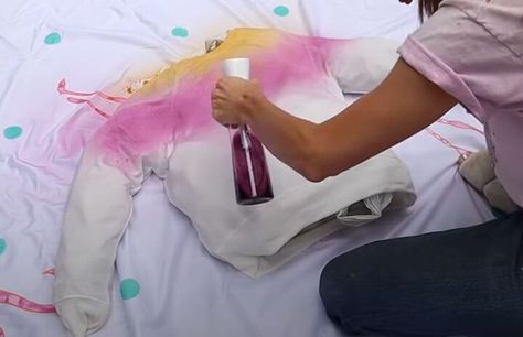 This is a guide on a DIY ombré sweatpants set. Learn how to make an ombré sweater and ombré sweatpants in this step-by-step tutorial. Sweatpants Diy, Ombre Clothes, White Loungewear, Ombre Paint, Tie Dye Sweats, Tie Dye Sweatpants, Ombre Sweater, Pink Dye, Purple Dye