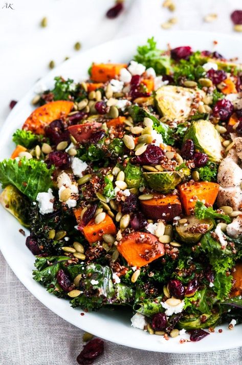 Quinoa Salad Recipes Healthy, Healthy Autumn, Quinoa Salad Recipe, Quinoa Salat, Idee Pasto, Sprouts Salad, Roasted Brussel, Brussel Sprout Salad, Quinoa Salad Recipes