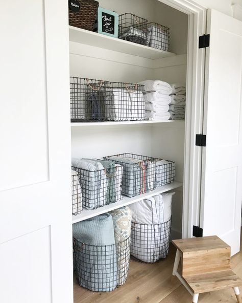 Simply Done: The Most Beautiful - and Organized! - Linen Closet Linen Closet Storage, Organizing Linens, Organizar Closet, Spare Bed, Linen Cupboard, Linen Closet Organization, Diy Casa, Laundry Room Storage, غرفة ملابس